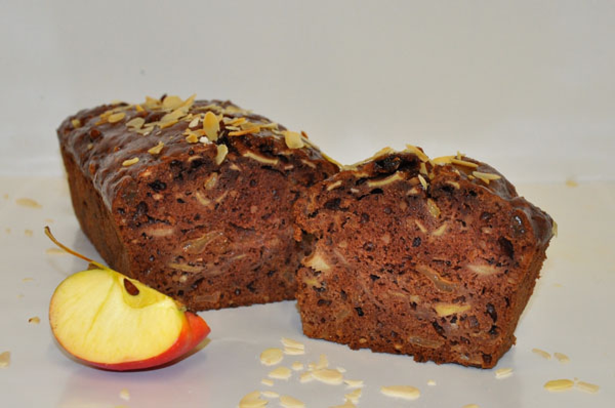 amerykaniec, czekoladowe ciasto ucierane z jabłkiem, rodzynką i orzechem